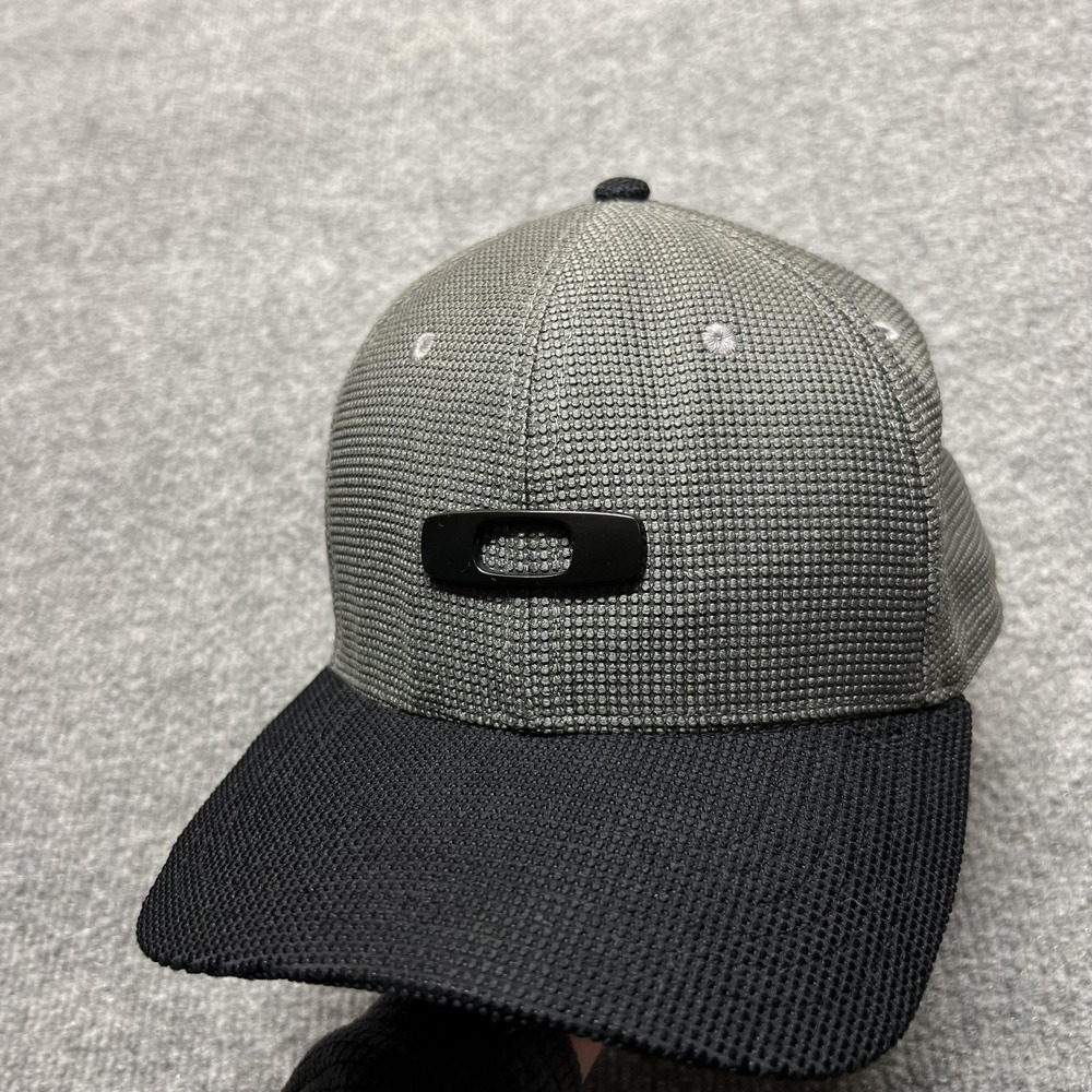 Oakley Hat Cap Fitted Mens S/M Gray Black Classic Low Flex Stretch Baseball